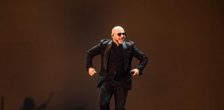 Pitbull canta davanti alla più grande folla di ‘calvi’ al mondo: il record
