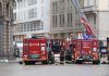 Milano, incendio in un palazzo vicino Rinascente in piazza Duomo: alta nube di fumo