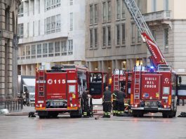 Milano, incendio in un palazzo vicino Rinascente in piazza Duomo: alta nube di fumo
