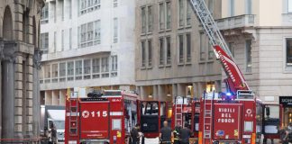 Milano, incendio in un palazzo vicino Rinascente in piazza Duomo: alta nube di fumo
