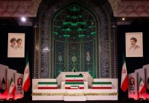 Iran, la bara di Khamenei esposta nella Grande Moschea: funerali da domani