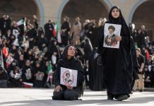 Iran-Usa, colloqui in pausa per i funerali di Khamenei: attese milioni di persone
