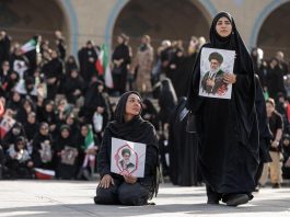 Iran-Usa, colloqui in pausa per i funerali di Khamenei: attese milioni di persone
