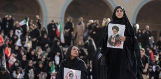 Iran-Usa, colloqui in pausa per i funerali di Khamenei: attese milioni di persone