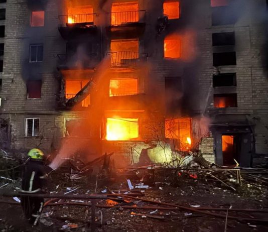 Ucraina, Russia attacca Kiev con missili e droni: 8 morti