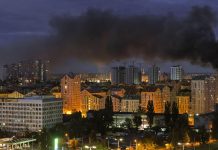 Ucraina, nuovi raid russi nella notte su Kiev. Attaccata con droni raffineria di petrolio in Russia