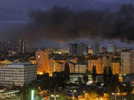 Ucraina, nuovi raid russi nella notte su Kiev. Attaccata con droni raffineria di petrolio in Russia