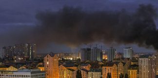Ucraina, nuovi raid russi nella notte su Kiev. Attaccata con droni raffineria di petrolio in Russia