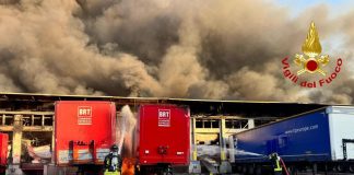 Milano, incendio nel capannone e esplodono furgoni: città ‘avvolta’ dal fumo