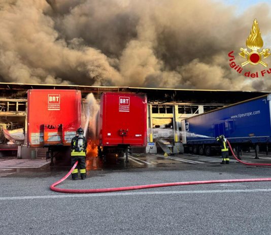Milano, incendio nel capannone e esplodono furgoni: città ‘avvolta’ dal fumo