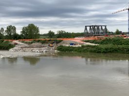 Raddoppio ferroviario Piadena-Mantova: montata la prima trave del ponte sull’Oglio