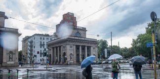 Meteo, caldo e temporali estremi: cosa fare (e cosa no) per evitare rischi