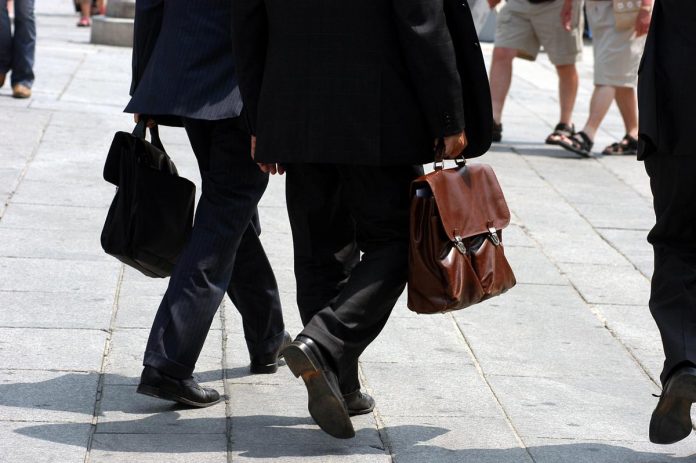 manager_uomini_di_affari_con_la_valigetta_o_borsa_ventiquattrore