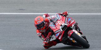 MotoGp, Marquez in pole nel Gp di Germania davanti a fratello Alex. Cade Bezzecchi