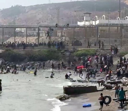 Emergenza migranti a Ceuta, almeno 18 morti mentre attraversano a nuoto il confine