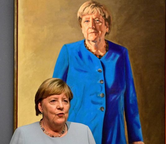 Merkel svela il suo ritratto: “E’ strano quando si diventa storia”