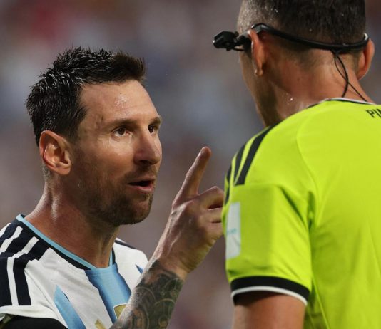 Argentina, Messi litiga con l’arbitro: “Non mancarmi di rispetto”