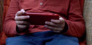 Social, lo psicologo al Governo: “Divieto under 15 e poi Patentino digitale obbligatorio”