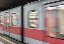 Ragazza sfregiata in metro a Milano, pm chiede carcere per 27enne