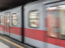 Ragazza sfregiata in metro a Milano, pm chiede carcere per 27enne