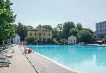 Milano, scavalca recinto della piscina chiusa e si tuffa: 28enne muore affogato