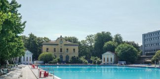 Milano, scavalca recinto della piscina chiusa e si tuffa: 28enne muore affogato