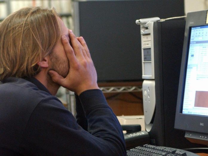 mobbing_impiegato_sotto_pressione_psicologica_e_emarginato_nell_ambiente_lavorativo_depressione