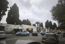 Napoli, spara e ferisce l’ex moglie al cimitero: 71enne arrestato