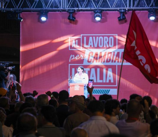 Centrosinistra, leader a Napoli lanciano volata ‘anti Meloni’. Contestatori interrompono comizio