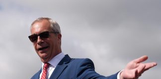 Nigel Farage: “Mi dimetto da deputato e mi candido alle suppletive a Clacton”