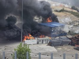 No Tav, assalto al cantiere in Val di Susa: bruciate 2 camionette dei carabinieri. Meloni: “Attacco allo Stato”