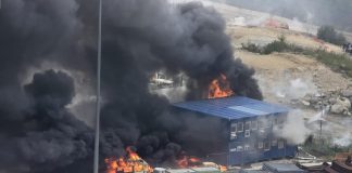 No Tav, assalto al cantiere in Val di Susa: bruciate 2 camionette dei carabinieri. Meloni: “Attacco allo Stato”