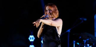 Noemi, paura durante concerto: cade dal palco e finisce in ospedale