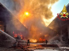 Incendio all’isola ecologica di Novate Milanese, un ferito