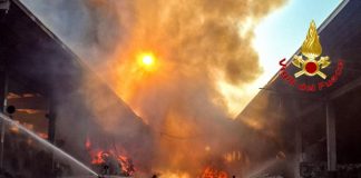 Incendio all’isola ecologica di Novate Milanese, un ferito