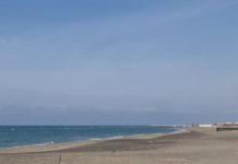 Si tuffa dal pontile e muore: mistero su un giovane senza documenti a Ostia