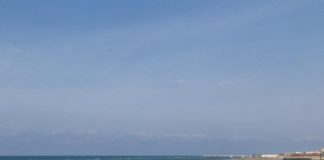 Si tuffa dal pontile e muore: mistero su un giovane senza documenti a Ostia