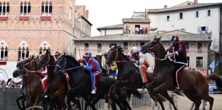 Palio di Siena, oggi la corsa dopo il rinvio: tutte le tappe della giornata, dalla pista alla ‘conchiglia’