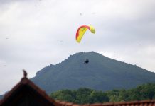 Tarzo, pilota di parapendio si schianta al suolo: morto 53enne