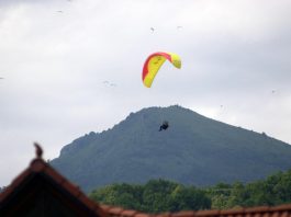 Tarzo, pilota di parapendio si schianta al suolo: morto 53enne
