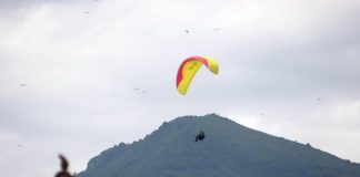 Tarzo, pilota di parapendio si schianta al suolo: morto 53enne
