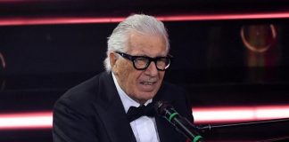 Peppino di Capri, il lungo applauso ai funerali: l’ultimo saluto sulle note de ‘Il sognatore’
