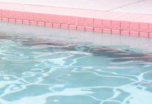 Bimba di 4 anni annega nella piscina dell’albergo a Milano Marittima