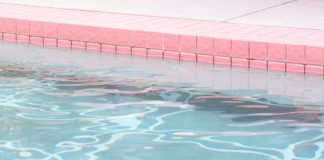Bimba di 4 anni annega nella piscina dell’albergo a Milano Marittima