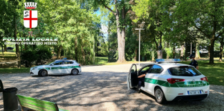 Viale Piave, fugge dagli agenti che trovano hashish e cocaina nei cespugli: denunciato