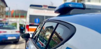 Tenta di strangolare la compagna, vittima è in diretta social: salvata dalle amiche