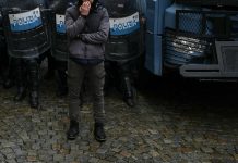 Tifoso ferito in scontri derby Torino, Procura: “Chiesti domiciliari per agente, lacrimogeno lanciato in modo non conforme”