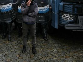 Tifoso ferito in scontri derby Torino, Procura: “Chiesti domiciliari per agente, lacrimogeno lanciato in modo non conforme”