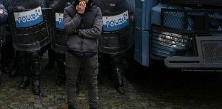 Tifoso ferito in scontri derby Torino, Procura: “Chiesti domiciliari per agente, lacrimogeno lanciato in modo non conforme”