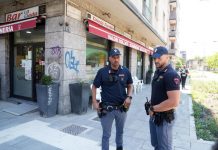 Milano, 55enne accoltellato fuori da un bar. L’aggressore: “Divertente, appena esco lo rifaccio”